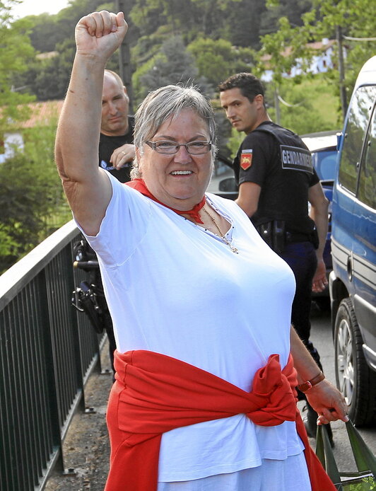 Graxi Etxebehere, irreductible ante los gendarmes, en aquella memorable mañana de julio del 2015, ataviada aún con el pañuelo sanferminero.