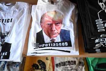 Camiseta con la fotografía de la ficha policial de Donald Trump.