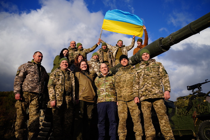Ben Wallace, en el centro con pantalones azules, junto a soldados ucranianos en una base británica.