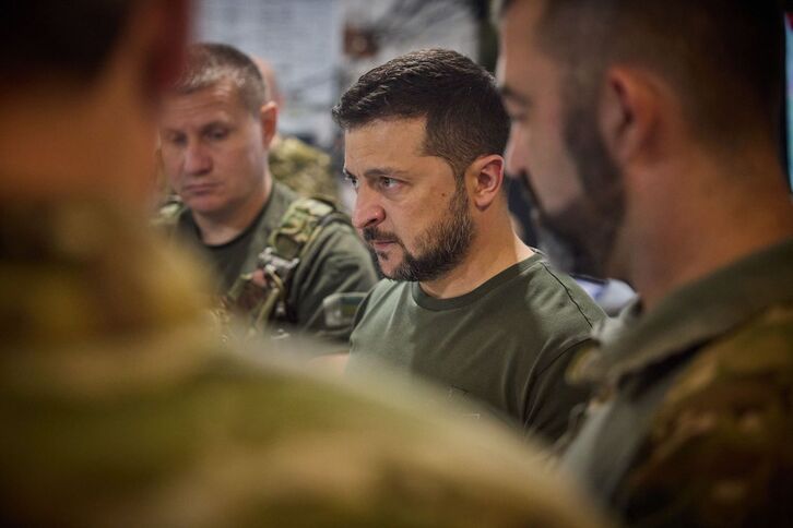 Zelenski junto a militares ucranianos en el frente de Donetsk. 