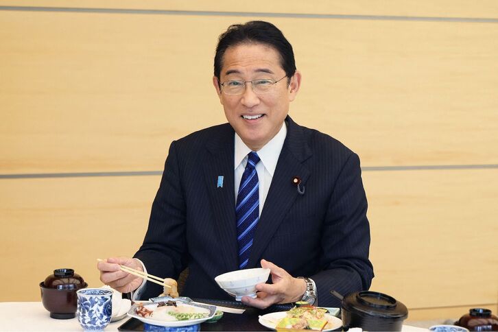 Para promocionar los  productos de la región de Fukushima, el primer ministro japonés, Fumio Kishida,  difundió hace unos días un vídeo en el que dice estar comiendo pescado  capturado en esa zona. 