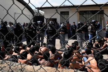 Policías en una prisión para adolescentes en el norte de Quito.