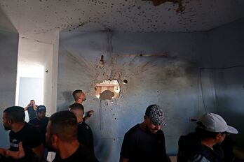Palestinos inspeccionan una vivienda dañada por los militares israelíes en la localidad de Aqaba.