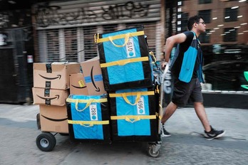 Un repartidor de Amazon trabajando en Nueva York en una igen de archivo.