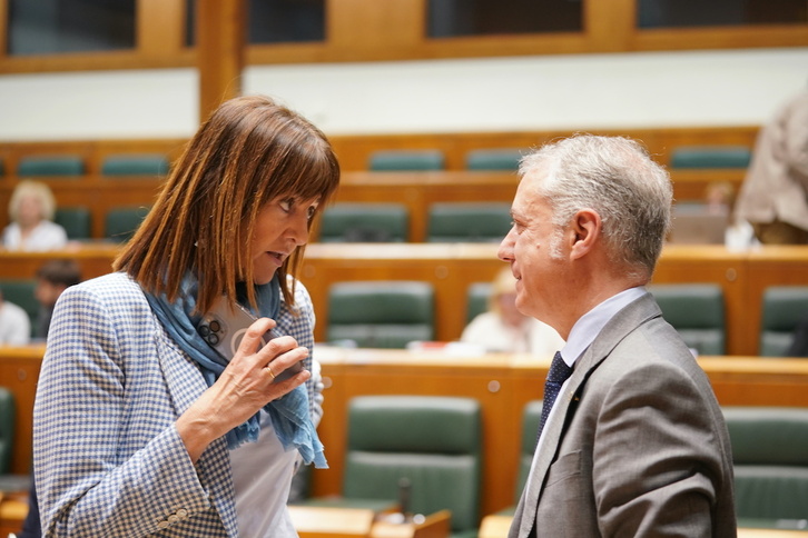 Mendia y Urkullu cruzan impresiones en un pleno del Parlamento.