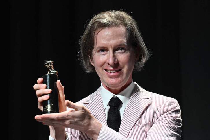 Wes Anderson muestra su premio honorífico este viernes en Venecia.