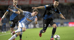 Álvaro Odriozola, en la imagen en un derbi ante el Alavés, volverá a vestirse la camiseta txuriudin.