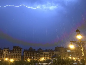 En la imagen, un rayo captado anoche en Iruñea