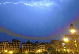 Un relámpado atraviesa el cielo de Iruñea el viernes por la noche.