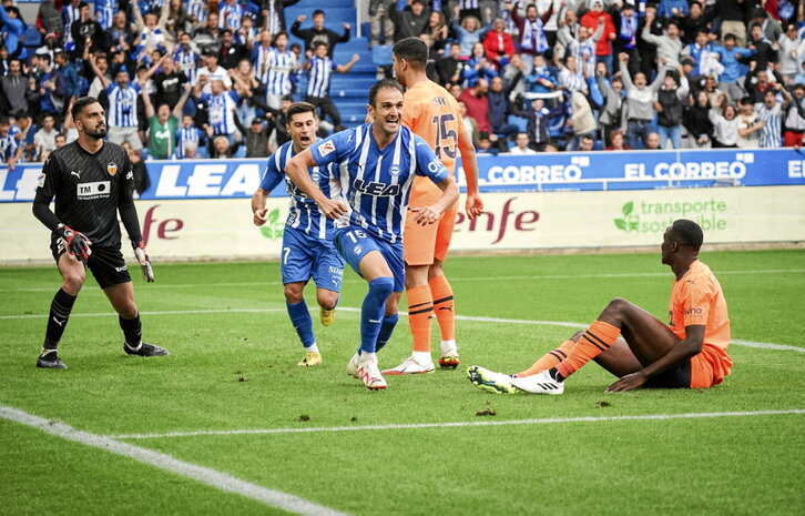 Kike Garcia, 1-0ekoa ospatzen; hots, Özkacarrek bere atean sarturiko gola, bera tartean zegoela.