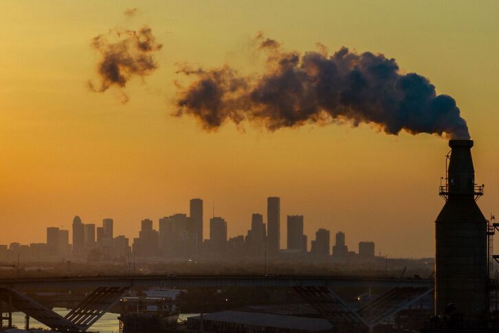 El skyline de Houston (EEUU), con la chimenea de una refinería en primer plano.