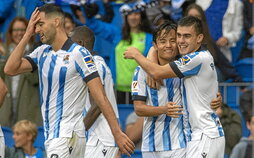 Kubo celebra con Barrenetxea, autor de otro tanto, al lado de Merino uno de los goles marcados en el primer tiempo.