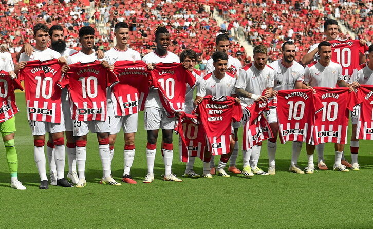Jugadores del Athletic con las camisetas para apoyar la iniciativa a favor del fútbol base.