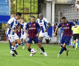 Stoichkov y Rahmani intentan combinar.