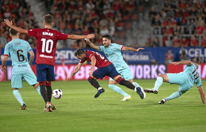 Arnáiz, que disputó su segundo partido como titular, es trastabillado en el centro del campo.