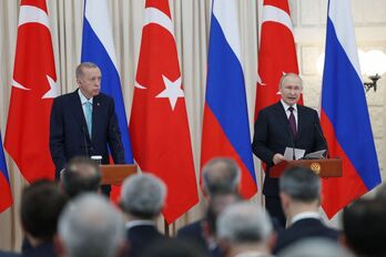Erdogan escucha la intervención de Putin, en la comparecencia ofrecida en el balneario de Sochi.