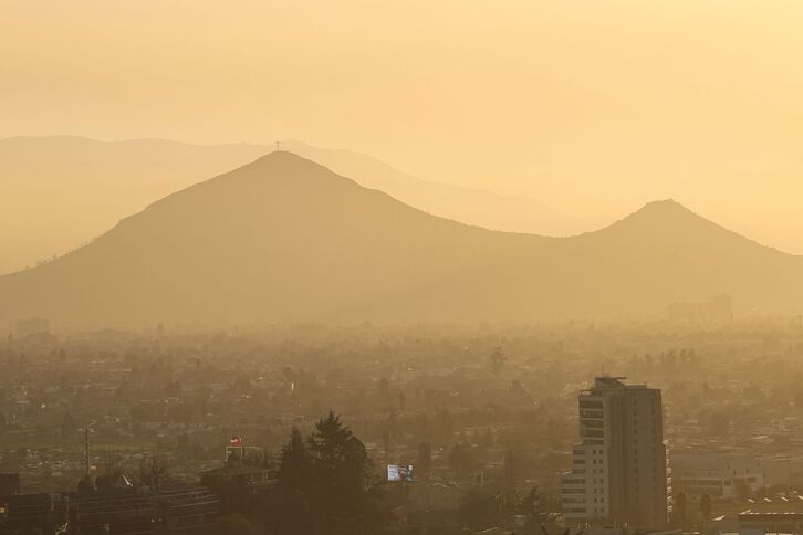 La nube de contaminación difuminaba el horizonte de Santiago de Chile el pasado julio.