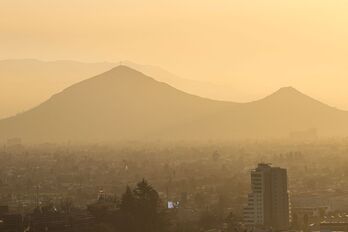 La nube de contaminación difumina el horizonte de Santiago de Chile el pasado julio.