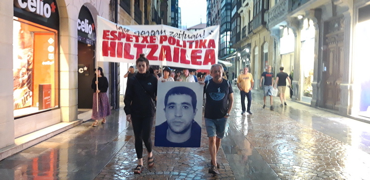 Manifestación por la calle Correo, en el Casco Viejo bilbaino.