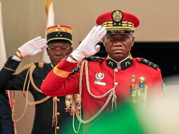 El general Brice Oligui Nguema juró ayer el cargo en Libreville.