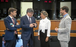 Carles Puigdemont y Yolanda Díaz, en el centro, ayer en el Parlamento Europeo, con Jaume Asens y Toni Comín a ambos lados.