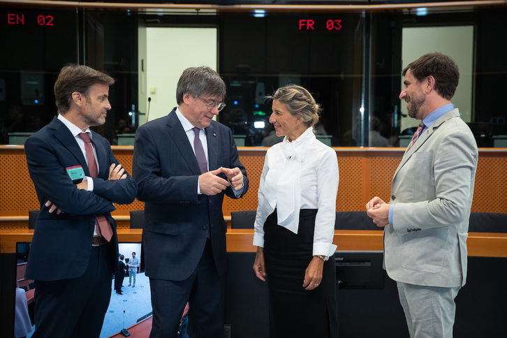 Carles Puigdemont y Yolanda Díaz, en el centro, ayer en el Parlamento Europeo, con Jaume Asens y Toni Comín a ambos lados.