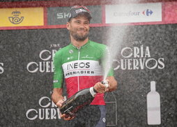 Filippo Ganna, con el maillot de campeón italiano contrarreloj, feliz en el podio.