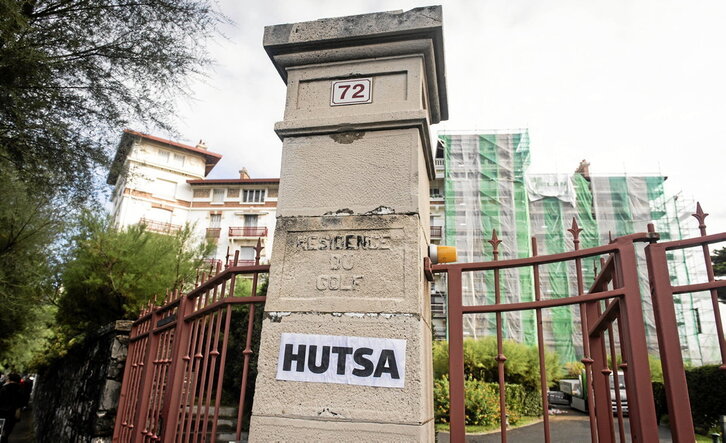 Cartel colocado a la entrada de una urbanización en Donibane Lohizune para advertir sobre el problema que generan las viviendas vacías.