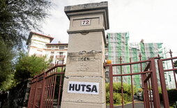 Cartel colocado a la entrada de una urbanización en Donibane Lohizune para advertir sobre el problema que generan las viviendas vacías.