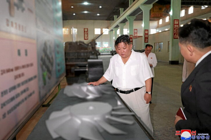 Kim Jong-un inspecciona el complejo de máquinas Pukjung en la provincia de Pyongan Norte.