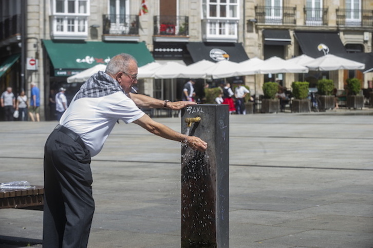 Abuztuan izandako bero-boladek bereziki eragin zieten hirietako herritarrei. Irudian, Gasteiz.