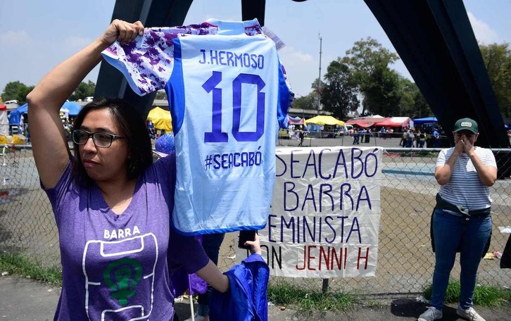 Una manifestante porta la camiseta de Jenni Hermoso en la protesta realizada ante el Estadio Azteca previa a la disputa del amistoso entre Barcelona y Real Madrid. 
