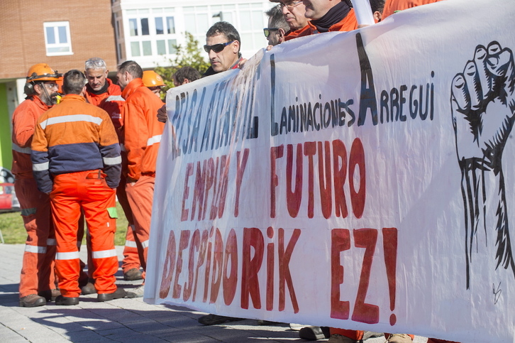 Concentración de trabajadores de Laminaciones Arregui frente al Gobierno de Lakua en 2020.