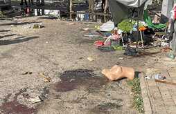 Restos de sangre y de un maniquí tras el ataque a un mercado de Kostiantinivka.