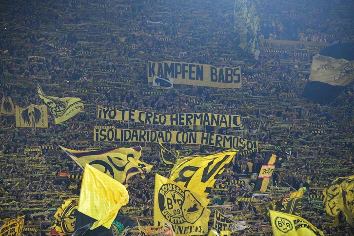 Cartel en apoyo a Hermoso desplegado por la afición del Borussia Dortmund.