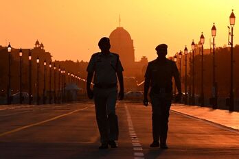 Dos policías vigilan en la avenida que lleva al palacio presidencial de Rashtrapati Bhawan, en Nueva Delhi.