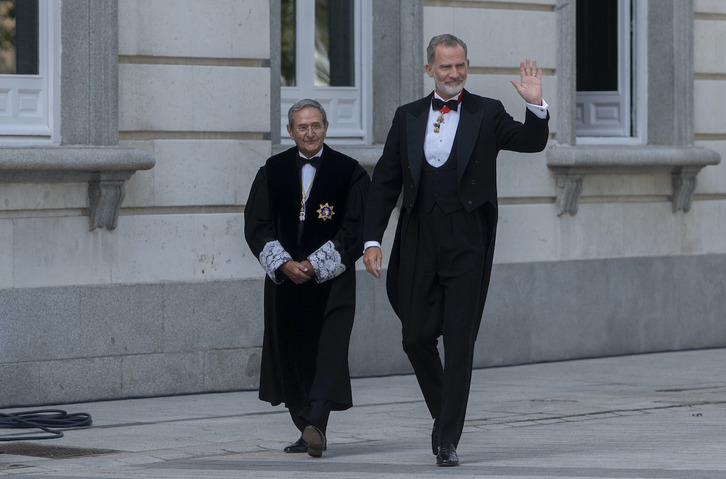 Felipe de Borbón saluda a su llegada al Tribunal Supremo, junto al presidente del mismo, Francisco Marín, para presidir el acto de inicio del año judicial.