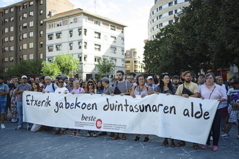 Concentración en Barakaldo, convocada por la plataforma Beste Bi. 