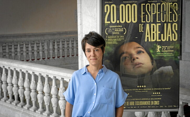 Estibaliz Urresola, junto al cartel que promociona la película ‘20.000 especies de abejas’.