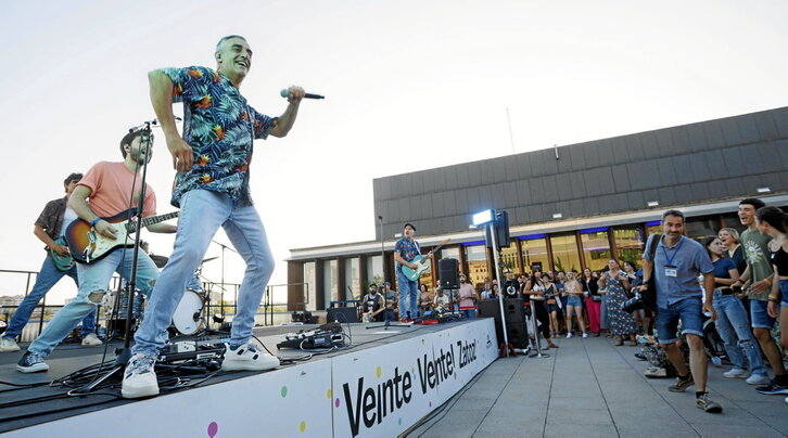 Gatibu fue una de las bandas que pasó en agosto por la terraza en el ciclo RoffTop Musik. Abajo, Paula Noya posa en el Baluarte.