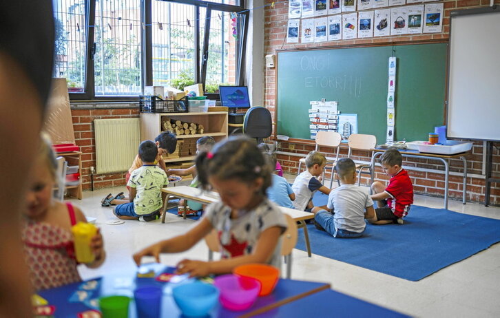 Niños y niñas, en el inicio del curso escolar en el centro Txomin Aresti de Leioa.