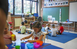 Niños y niñas, en el inicio del curso escolar en el centro Txomin Aresti de Leioa.