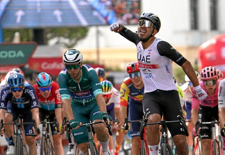 Molano celebra ante Groves su segunda victoria en la Vuelta en Zaragoza.