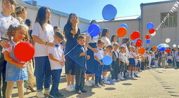 Los alumnos más jóvenes, con globos en el inicio del curso escolar en un centro de enseñanza de Stepanakert, capital de Nagorno Karabaj.