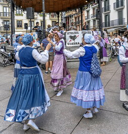 Zarauzko Euskal Astean, herritarrak dantzan.