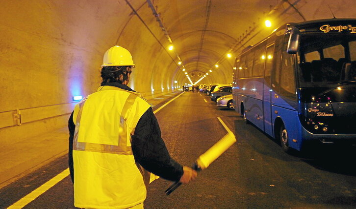 Inauguración del túnel de Isuskitza, en el tramo de la AP-1 entre Eskoriatza y Luko, en abril de 2009.