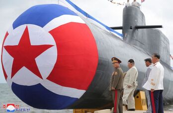 Kim Jong Un, en el centro, observa la nave.