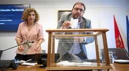 Unai Hualde y Yolanda Díaz, durante las votaciones para constitur las comisiones de trabajo.