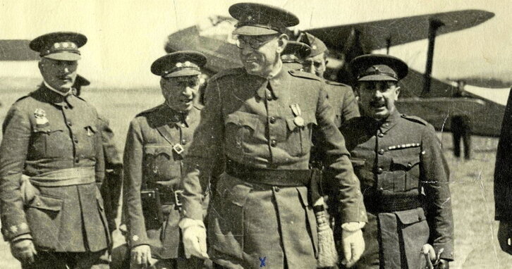 El general Mola, tras aterrizar en el aeropuerto de Gamonal en julio de 1936, una vez iniciada la guerra.