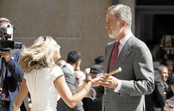 Una desmelenada alcaldesa Cristina Ibarrola entrega la vara de mando al monarca españoI.